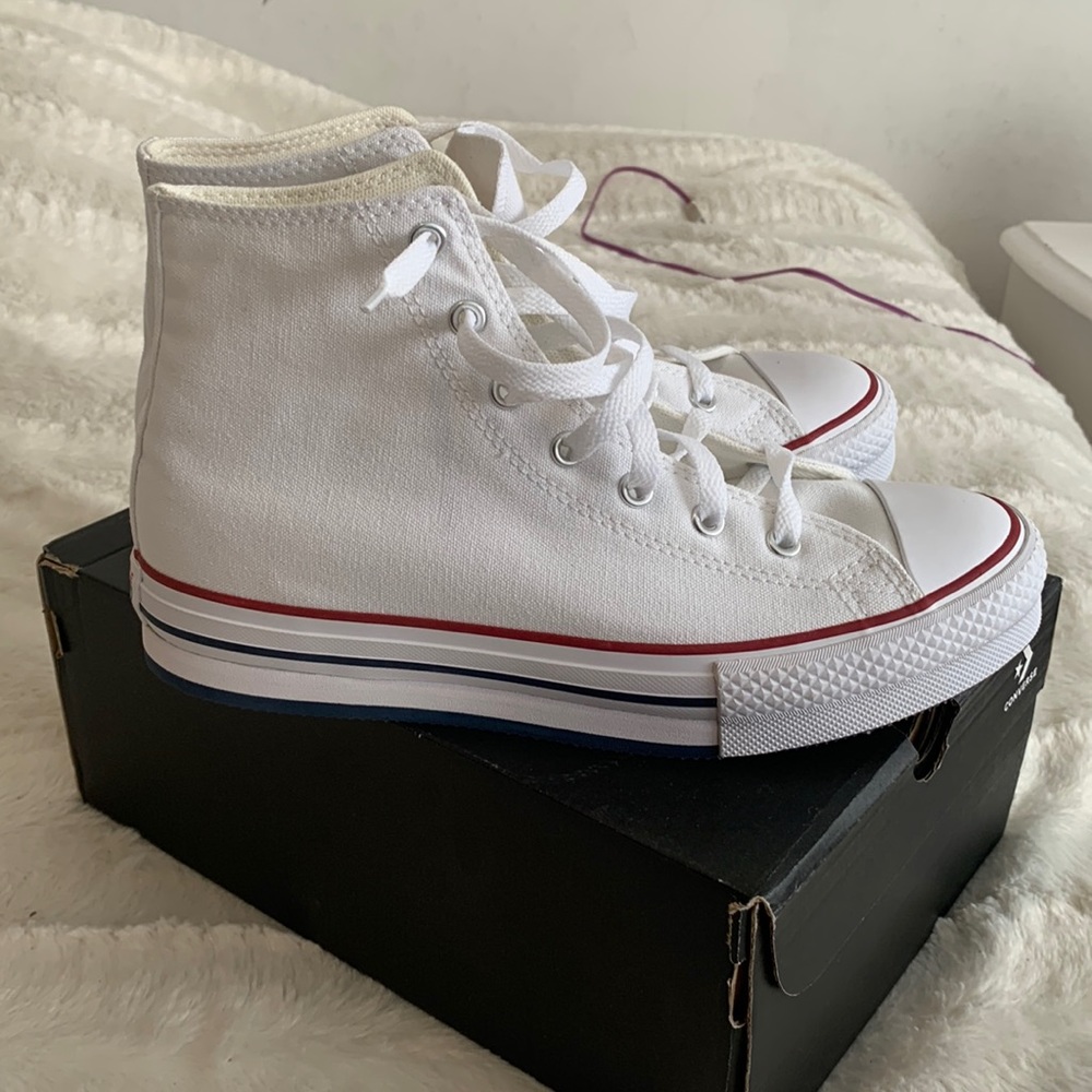 Never worn platform converse , brand new✨